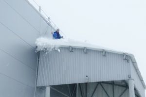 Почистить снег с крыш